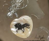 nr 4. handmålad islandshäst på hjärta av pärlemor äkta silver